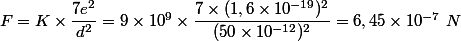 F = K \times \dfrac{7e^2}{d^2} = 9 \times 10^9 \times \dfrac{7 \times (1,6 \times 10^{-19})^2}{(50 \times 10^{-12})^2}=6,45 \times 10^{-7} ~ N